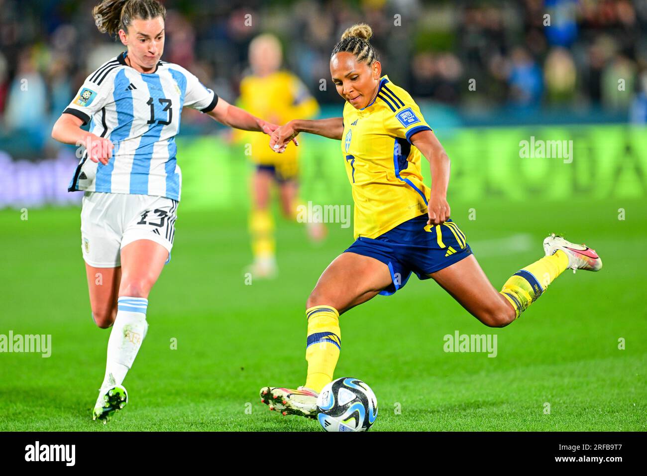 Hamilton, nuova Zelanda. 2 agosto 2023. Sophia Braun (L) dell'Argentina si è esibita con Madelen Janogy della Svezia durante la partita del gruppo G tra Argentina e Svezia alla Coppa del mondo femminile 2023 a Hamilton, nuova Zelanda, 2 agosto 2023. Crediti: Zhu Wei/Xinhua/Alamy Live News Foto Stock