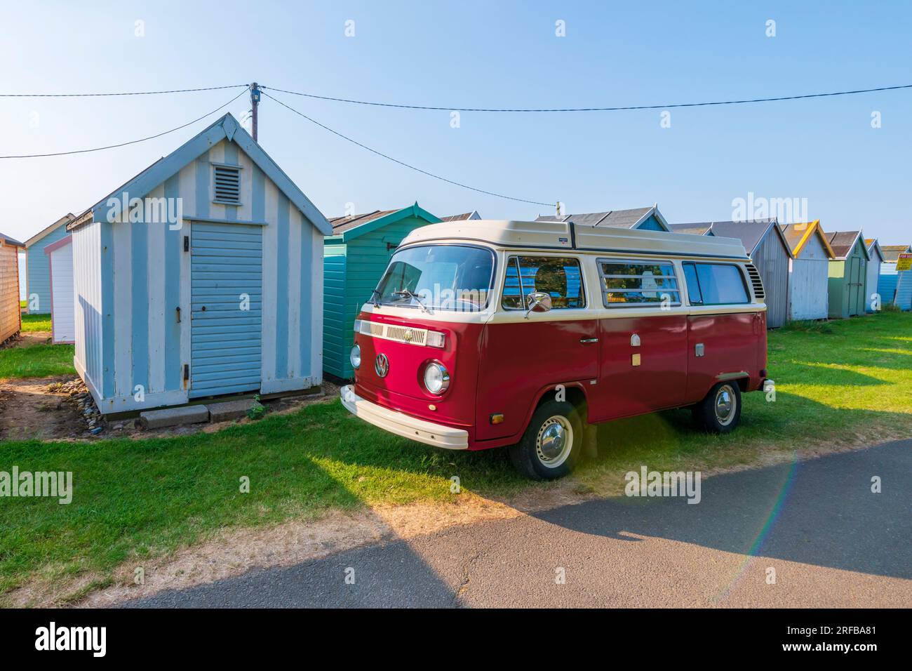 Regno Unito, Inghilterra, Suffolk, Felixstowe, Beach Huts e VW T2 Baywindow Campervan Foto Stock