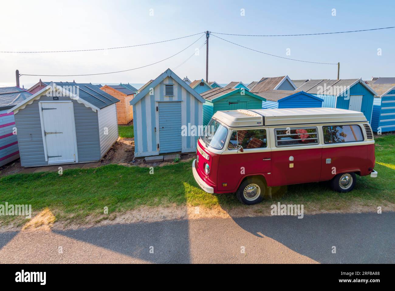 Regno Unito, Inghilterra, Suffolk, Felixstowe, Beach Huts e VW T2 Baywindow Campervan Foto Stock