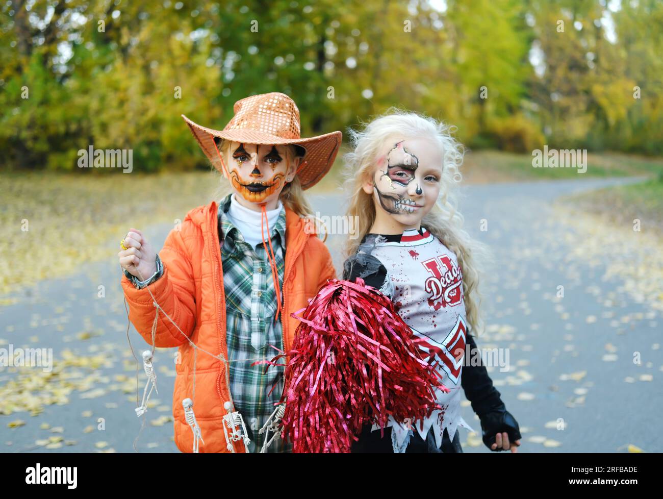 Una ragazza con un costume da cheerleader e un trucco a mezza faccia sotto  forma di scheletro celebra Halloween. Foto orizzontale Foto stock - Alamy