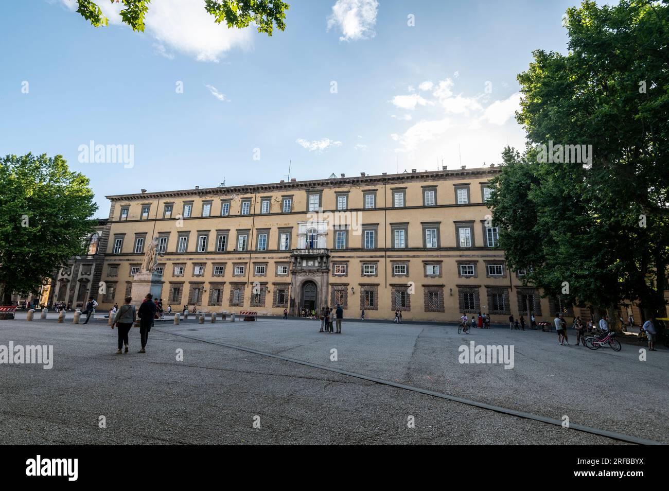 Il lungo Palazzo Ducale è ora noto come Palazzo della Provincia sulla piazza Napoleone nella città di Lucca Foto Stock
