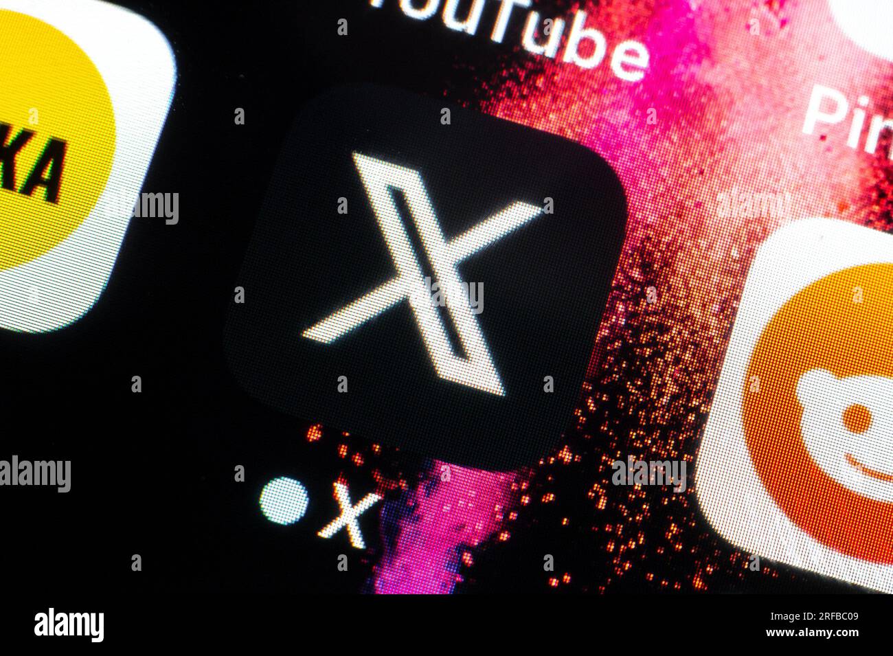 OSTRAVA, REPUBBLICA CECA - 2 AGOSTO 2023: L'app Twitter X nel sistema operativo iOS Apple come Elon Musk ha rinominato l'applicazione con una nuova icona nera Foto Stock