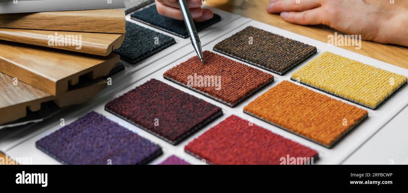 scelta del colore del materiale per pavimenti dai campioni di tappeti Foto Stock