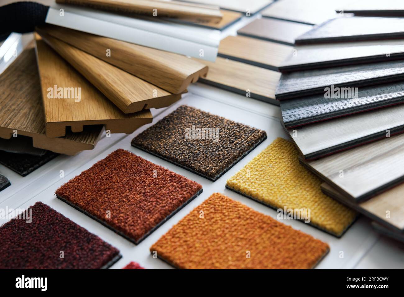 varietà di materiali per pavimenti e campioni per zoccoli Foto Stock