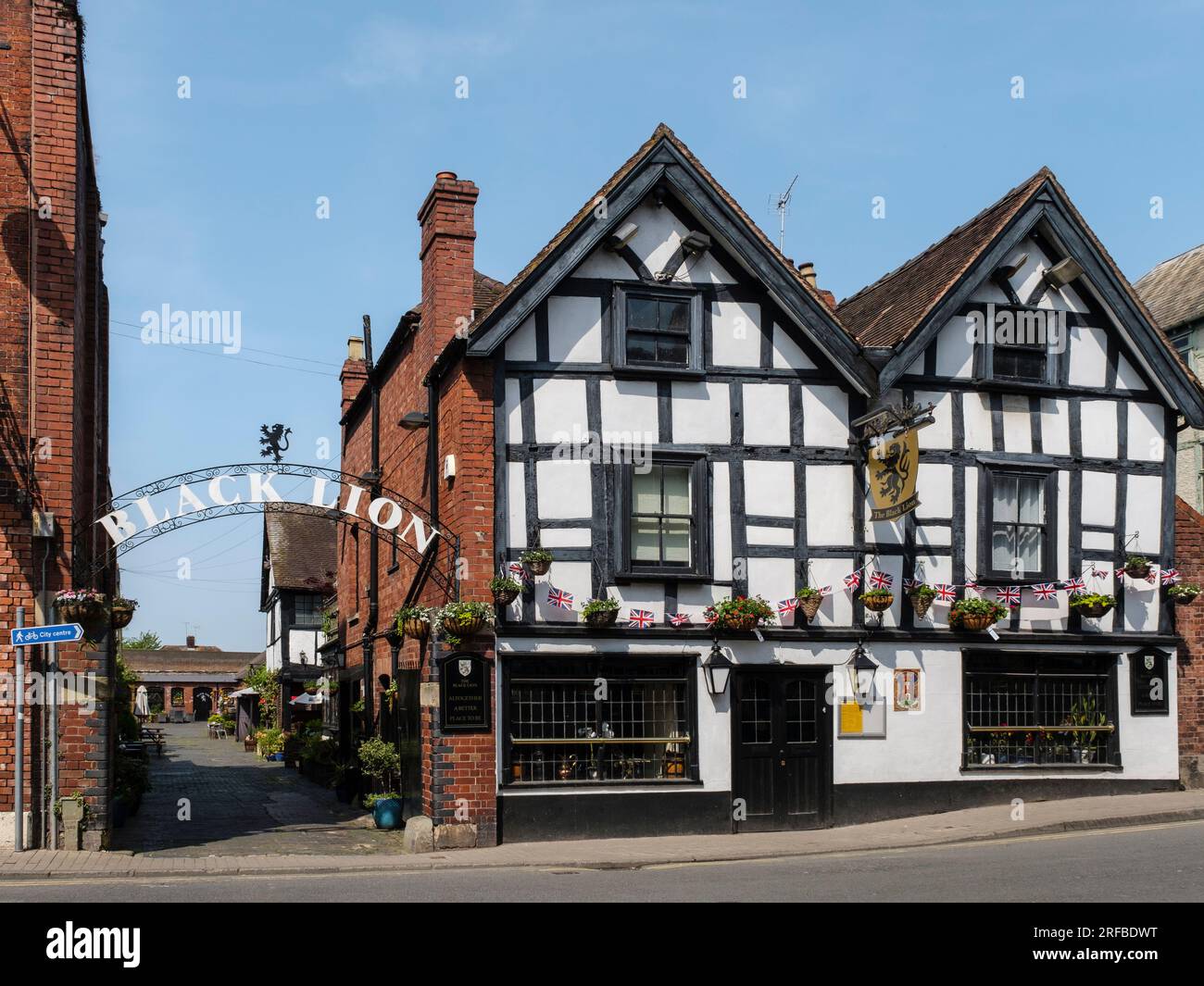 Il pub Black Lion è un edificio in legno bianco e nero. Hereford, Herefordshire, Inghilterra, Regno Unito, Gran Bretagna Foto Stock