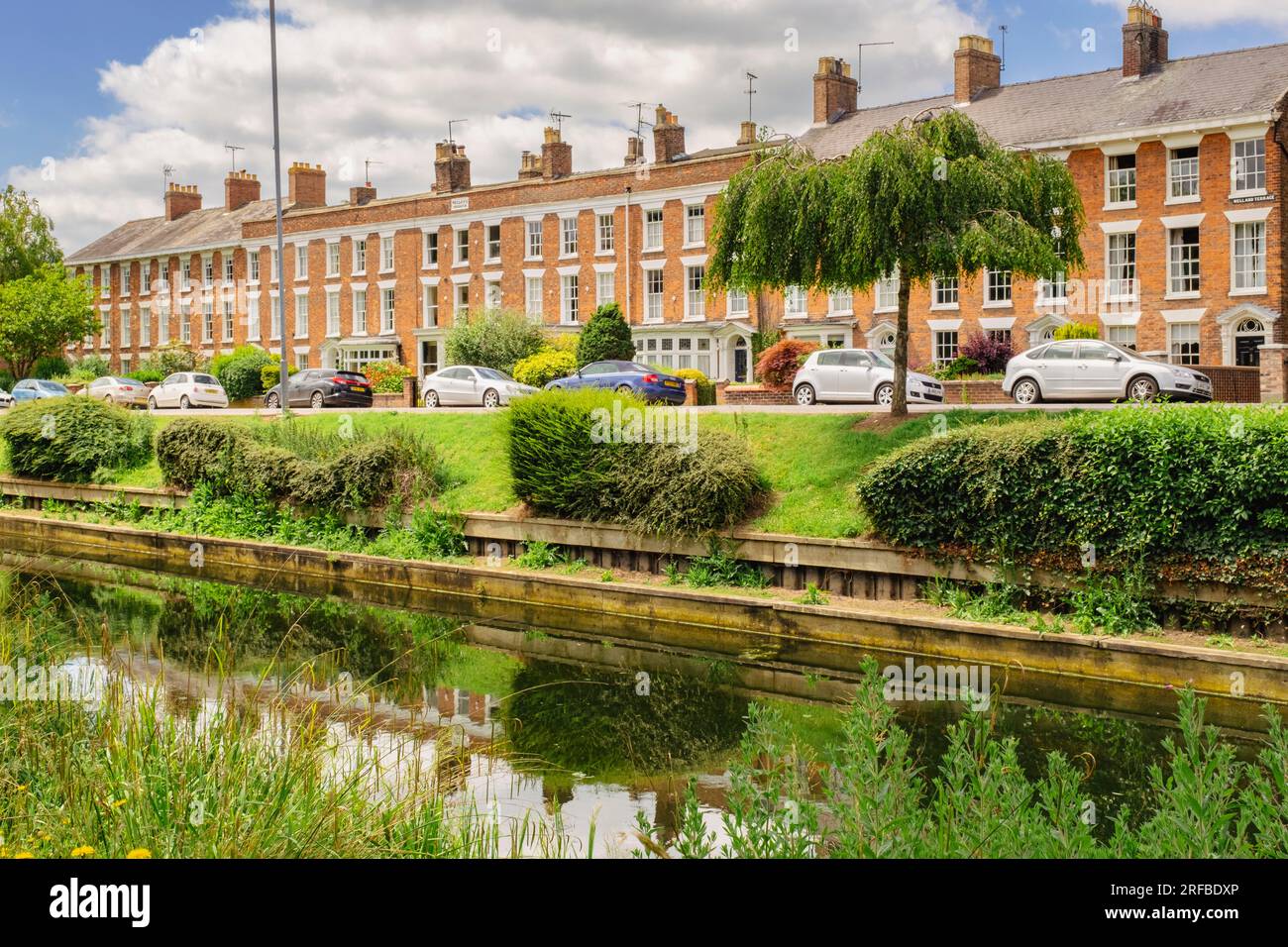 Vista sul fiume Welland fino alla fila di case cittadine di Welland Terrace. Spalding, Lincolnshire, Inghilterra, Regno Unito, Gran Bretagna Foto Stock