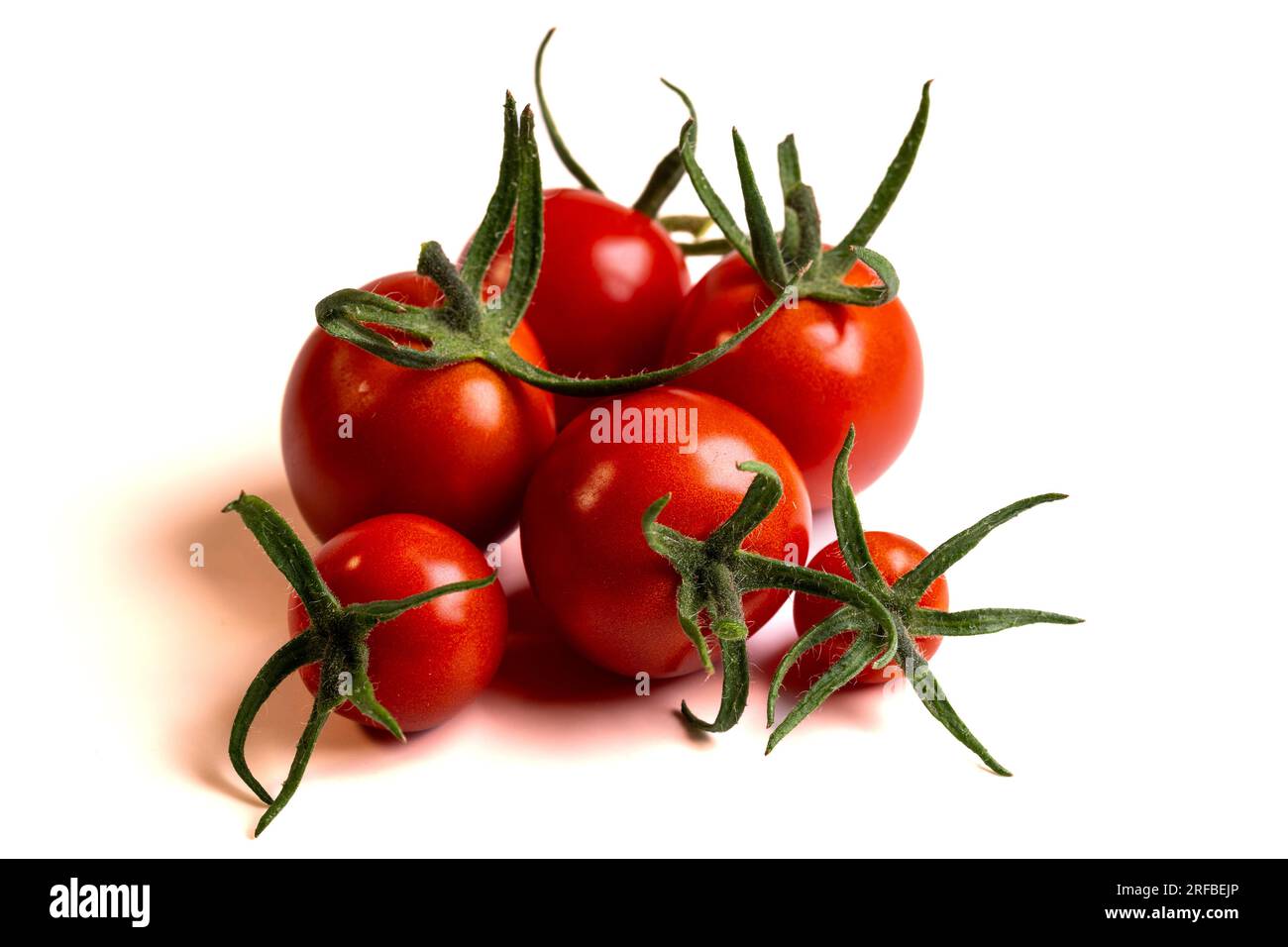 Pomodori rossi di diverse dimensioni isolati su fondo bianco. Pomodori con percorso di taglio. Foto Stock