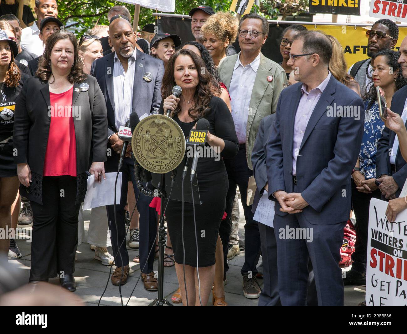 New York, NY, USA. 1 agosto 2023. Rebecca Damon, Ezra Knight, Fran Drescher, Lowell Peterson ad un'apparizione pubblica per WGA & SAG-AFTRA Solidarity Rally, City Hall Park, New York, NY 1 agosto 2023. Crediti: Christina DeOrtentiis/Everett Collection/Alamy Live News Foto Stock