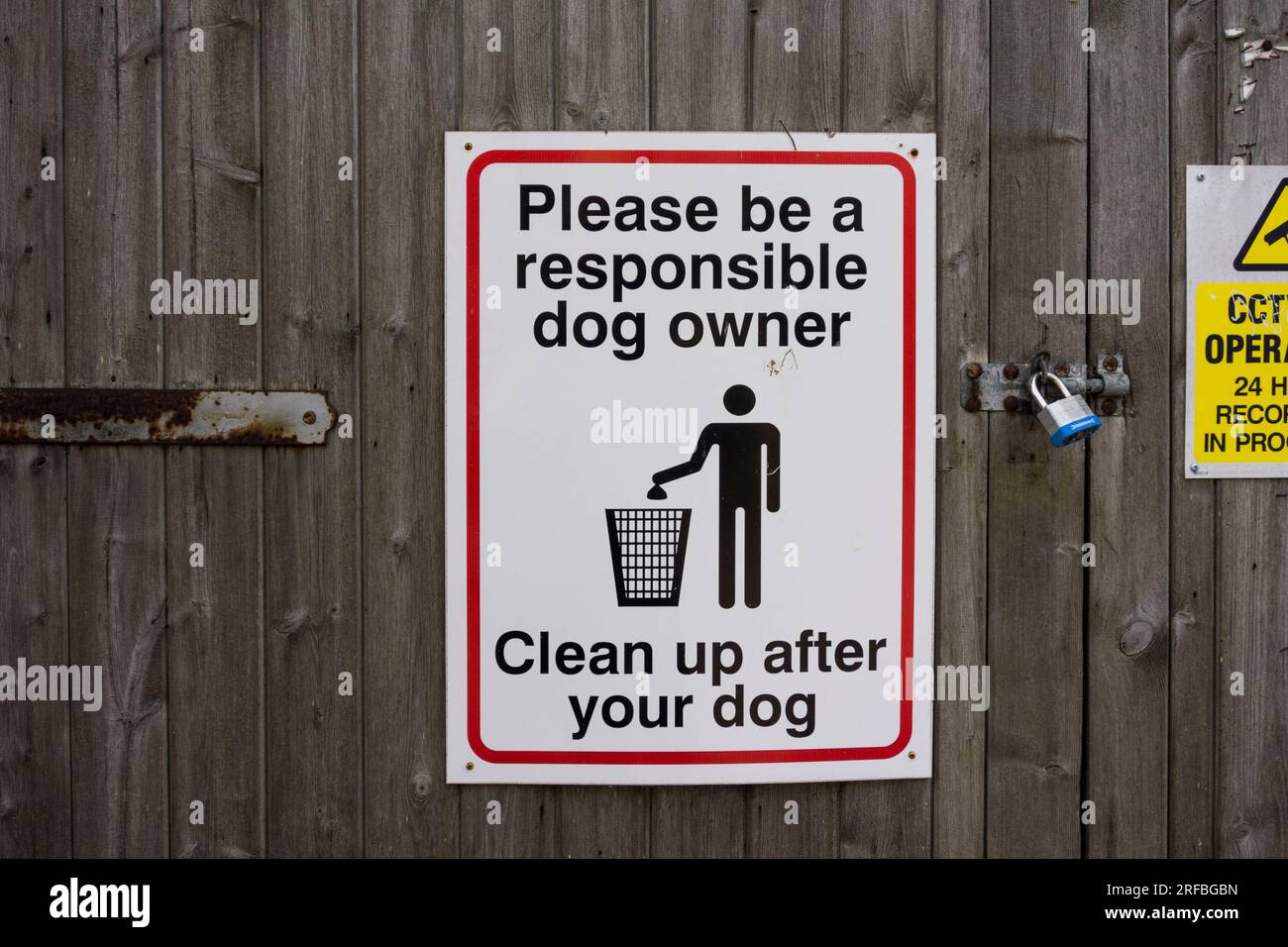 Un cartello che chiede ai proprietari di cani di ripulire i loro cani, Tetbury, Gloucestershire, Regno Unito Foto Stock