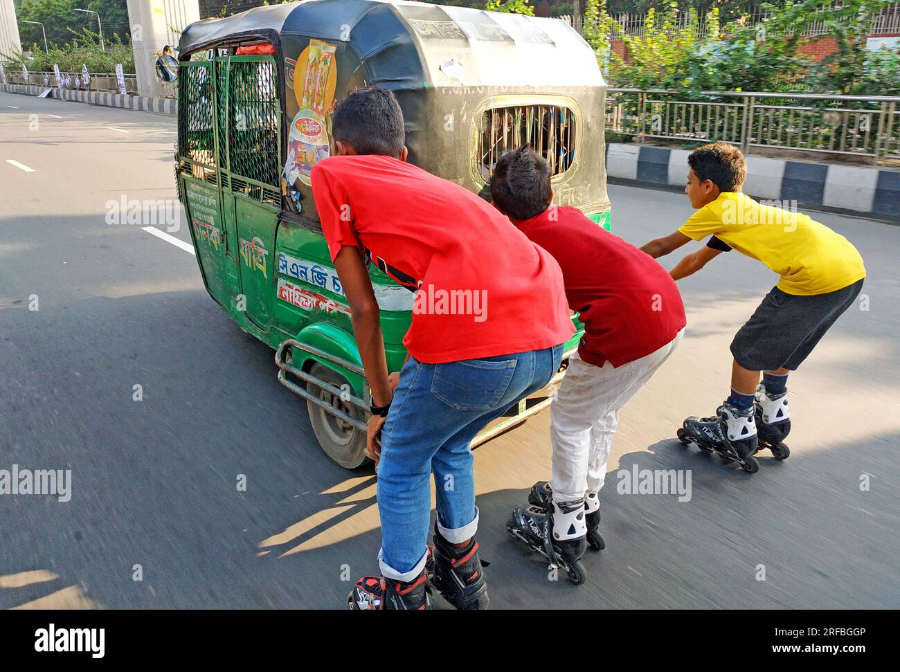 Giorno dopo giorno il pattinaggio a rotelle è diventato popolare tra gli adolescenti, a causa della mancanza di spazio adeguato per esercitarsi, gli adolescenti rischiano la vita sulla trafficata st Foto Stock