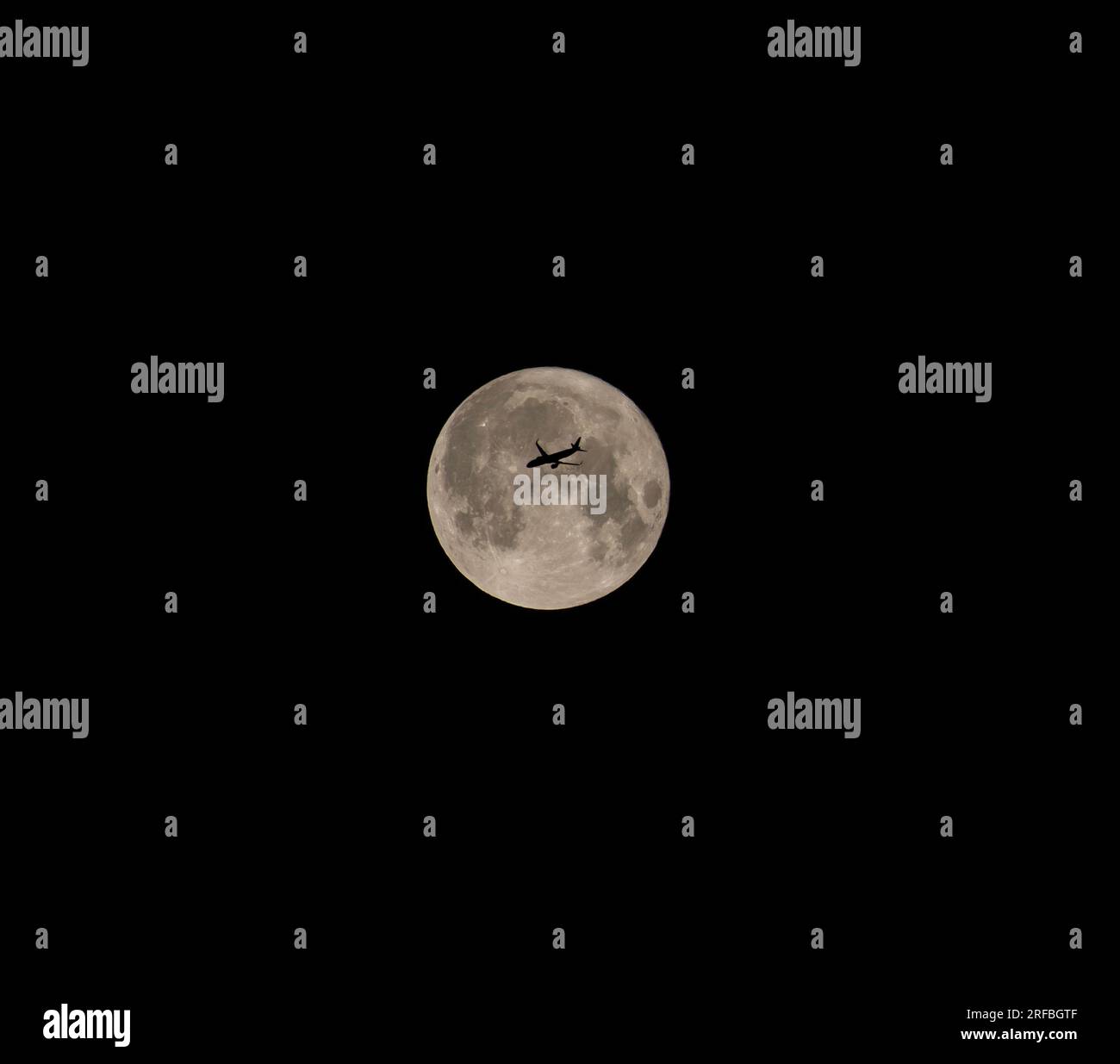 Super Moon, aereo che passa sopra la Luna aereo che passa sopra la Super Moon Foto Stock