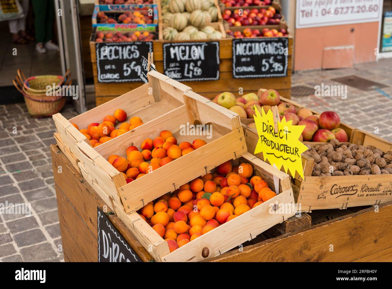 Cartello con scritto "Direct from Producers" al negozio di frutta, Marseillan, Herault, Occitanie, Francia Foto Stock