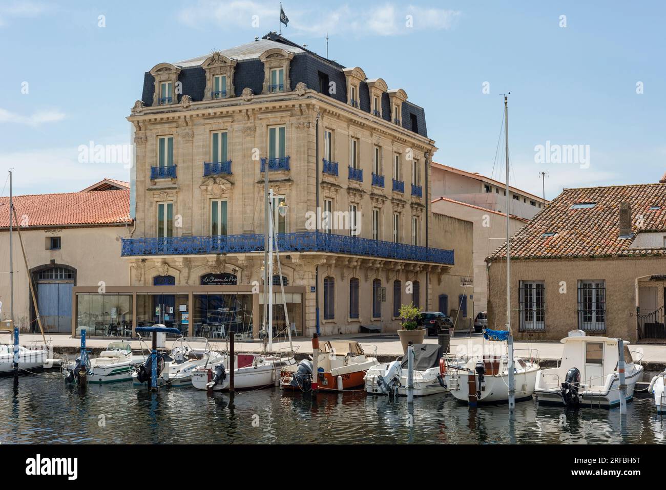 Vista di Port de Marseillan con barche da diporto ormeggiate lungo la banchina, Herault, Occitanie, Francia Foto Stock