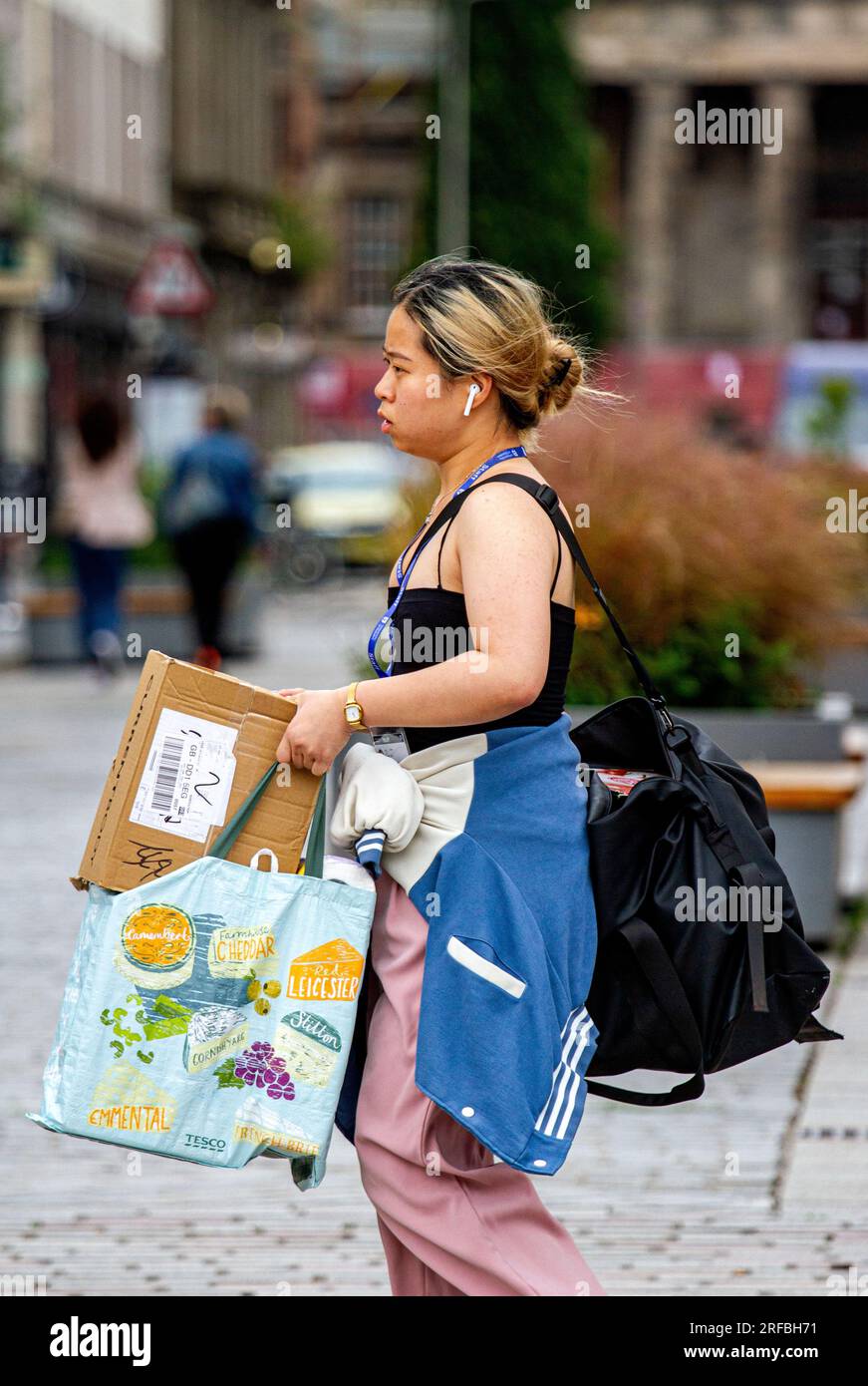 Dundee, Tayside, Scozia, Regno Unito. 2 agosto 2023. Tempo nel Regno Unito: Tayside, il clima della Scozia è luminoso e piacevole con una fresca brezza, con temperature che raggiungono i 18°C. La gente del posto trascorre la mattinata nel centro di Dundee, godendosi il bel tempo di agosto e la vita cittadina mentre svolgono le loro attività quotidiane, divertendosi e facendo shopping per le occasioni estive nel bel mezzo della crescente inflazione scozzese. Crediti: Dundee Photographics/Alamy Live News Foto Stock