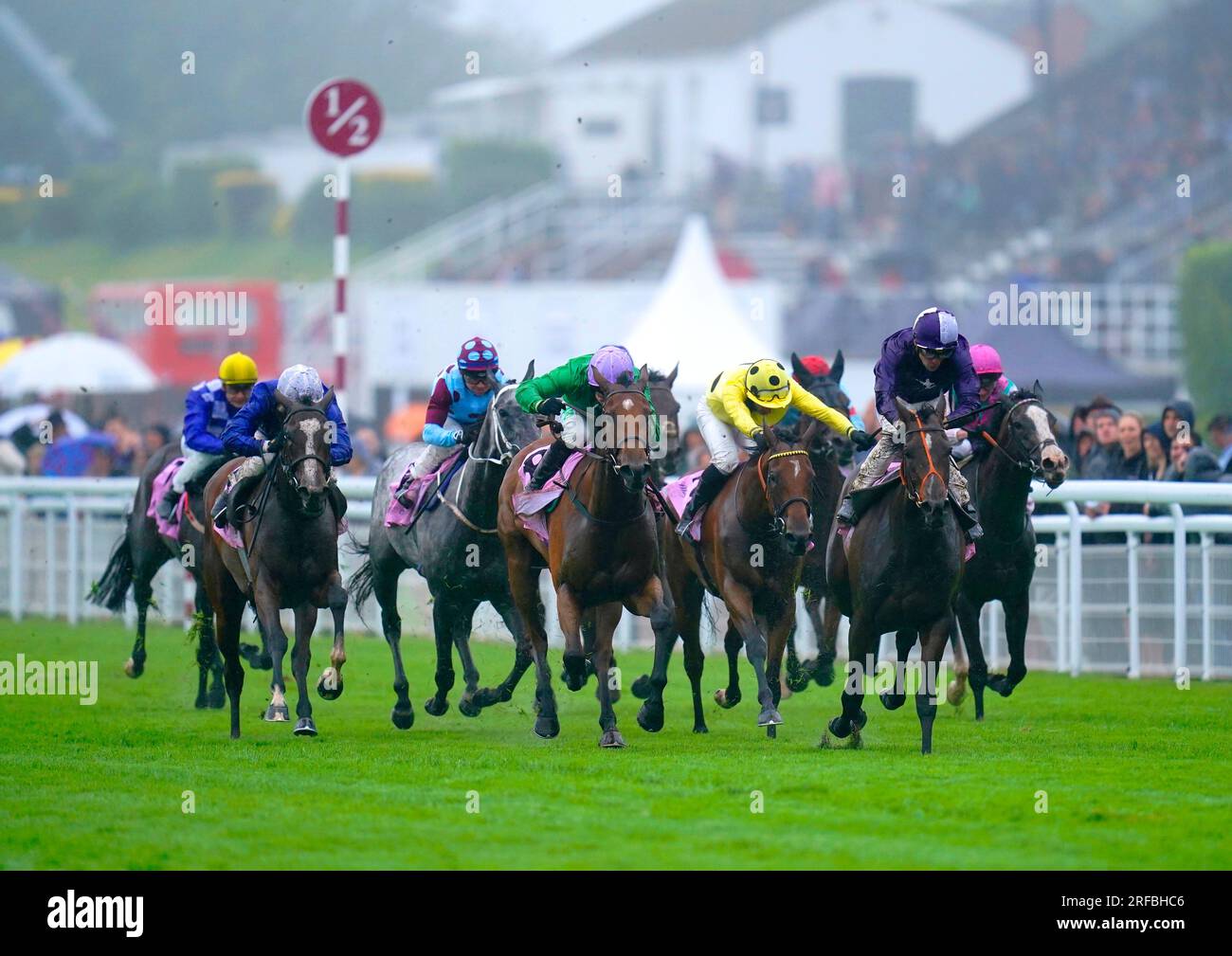 Magical Sunset, dominato dal fantino Kevin Stott (a destra, seta viola), sulla strada per vincere la Whispering Angel Oak Tree Stakes durante il secondo giorno del Qatar Goodwood Festival all'Ippodromo di Goodwood. Data foto: Mercoledì 2 agosto 2023. Foto Stock