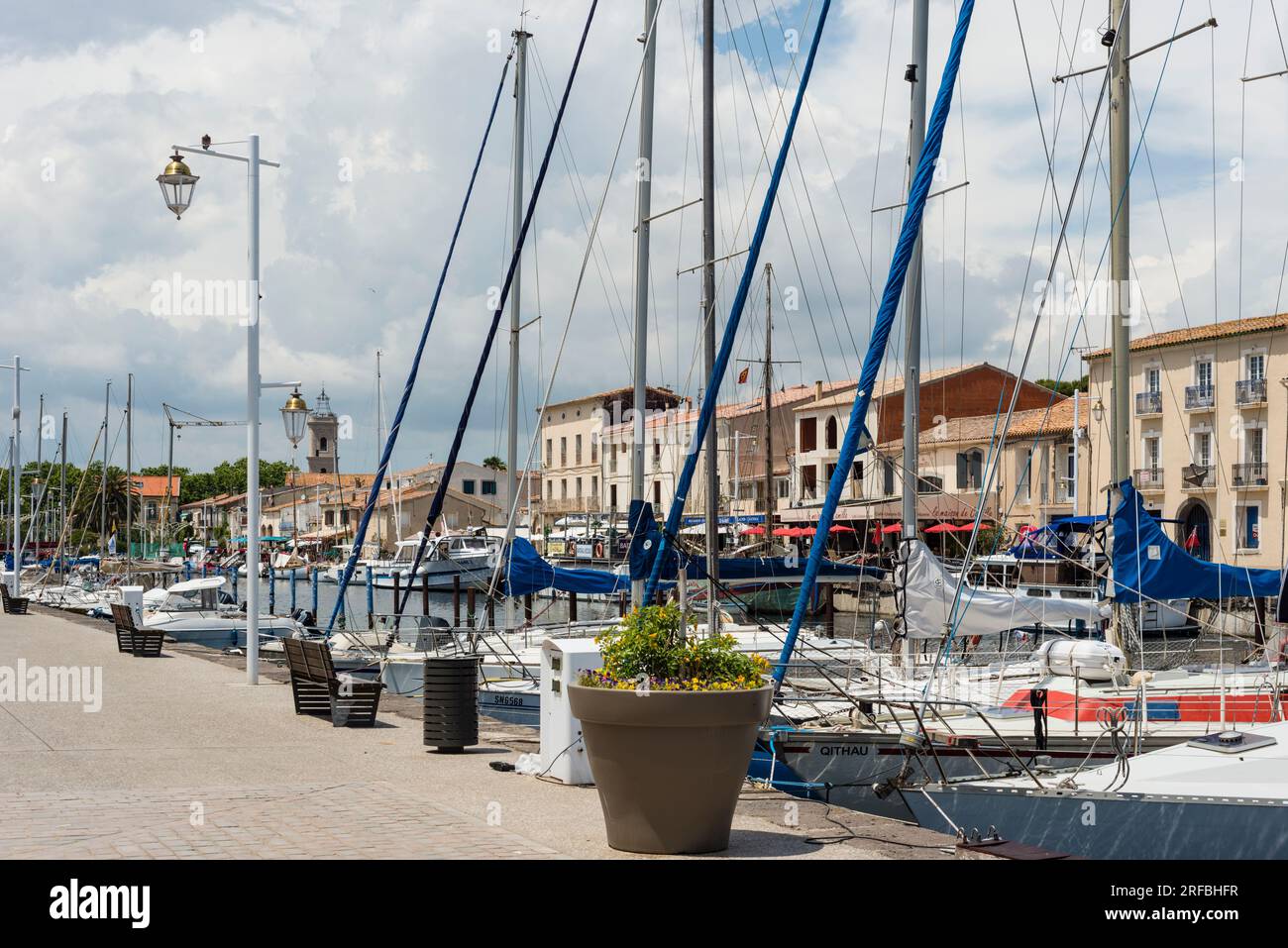 Vista di Port de Marseillan con barche da diporto ormeggiate lungo la banchina, Herault, Occitanie, Francia Foto Stock