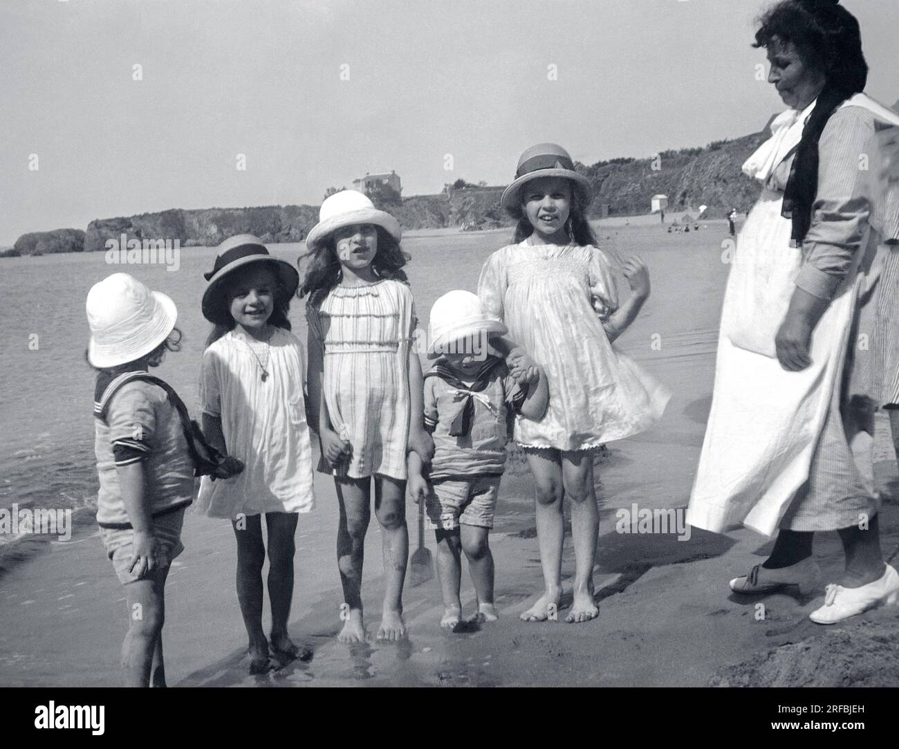 Une fratrie sur la plage en ete. Bretagne (Francia), Photographie, 1921-1922. Foto Stock