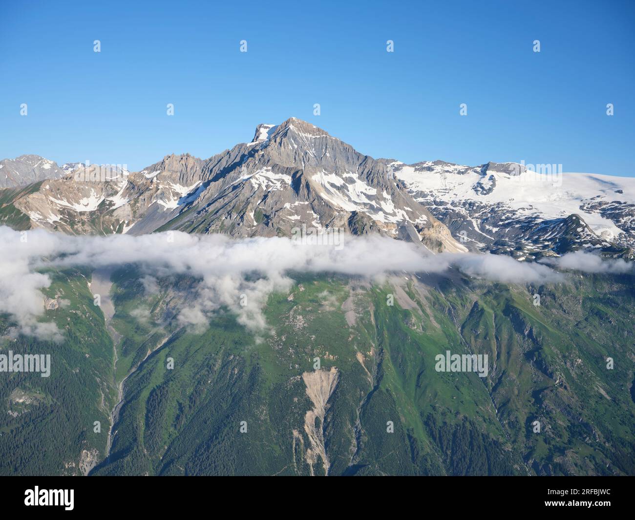 VISTA AEREA. Summit of 'Dent Parrachée', una vetta alta 3695 metri nel massiccio del Vanoise. Val-Cenis, Savoia, Auvergne-Rhône-Alpes, Francia. Foto Stock
