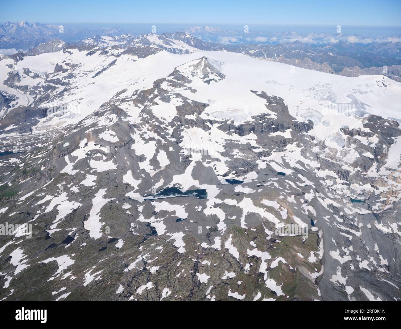 VISTA AEREA. I campi di ghiaccio del massiccio delle Vanoise in estate. Val-Cenis, Savoia, Auvergne-Rhône-Alpes, Francia. Foto Stock