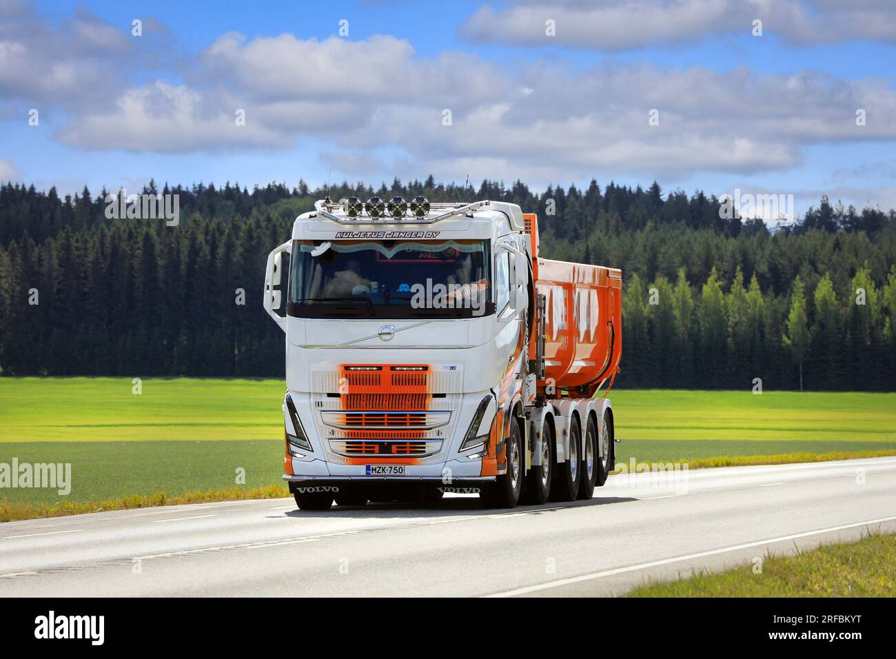 Nuovo autocarro ribaltabile Volvo FH16 splendidamente personalizzato sull'autostrada 2 in un giorno d'estate. Jokioinen, Finlandia. 21 luglio 2023. Foto Stock