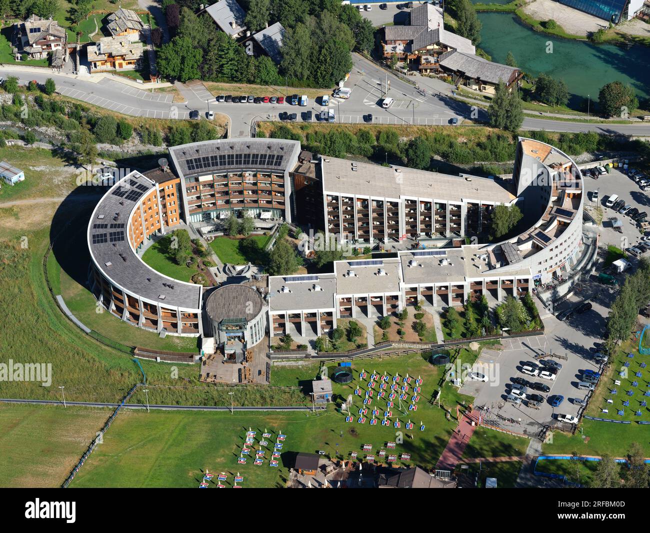 VISTA AEREA. Hotel Rive, albergo 4 stelle nella località invernale ed estiva di Bardonecchia. Valle di Susa, città metropolitana di Torino, Piemonte, Italia. Foto Stock