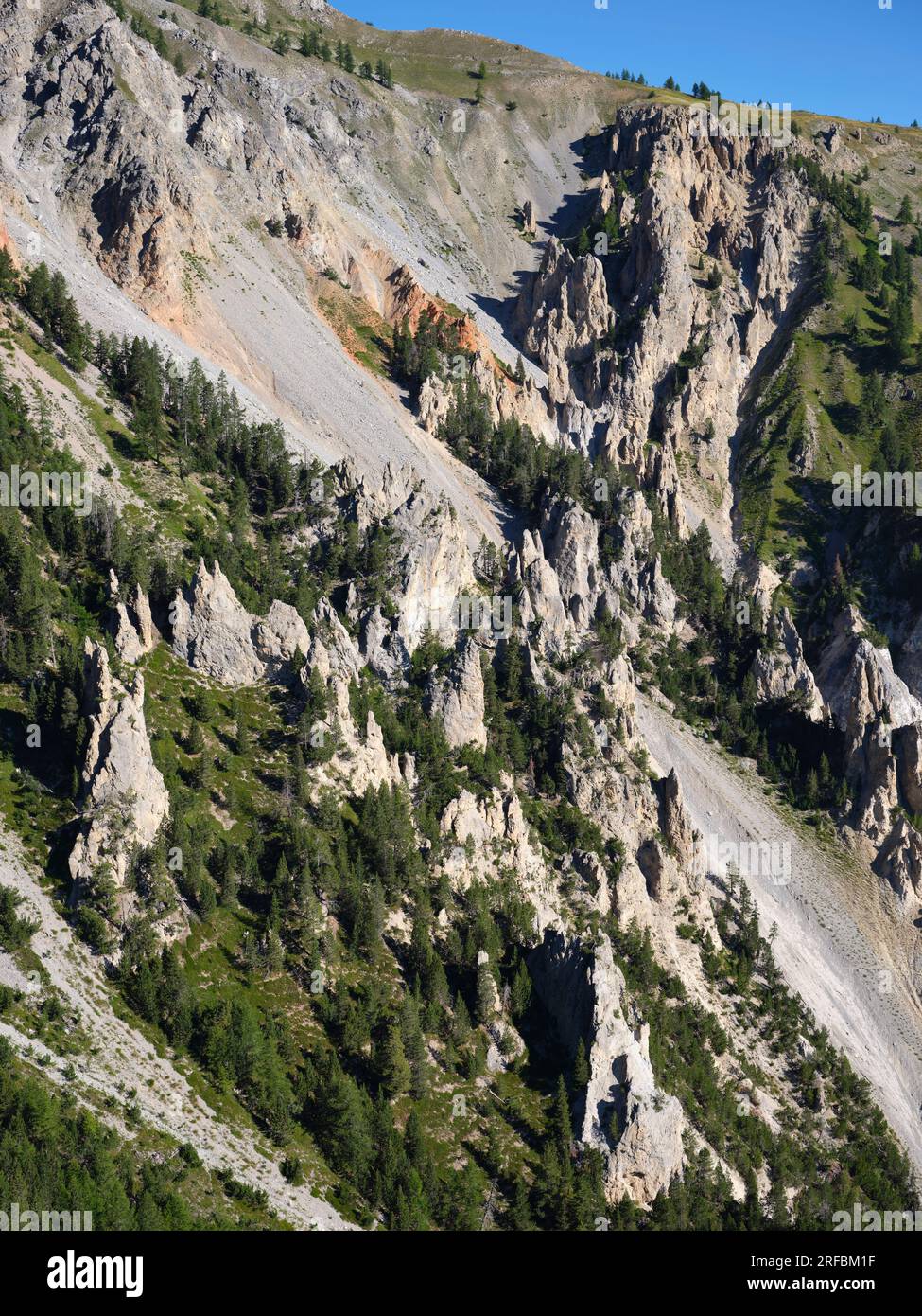 VISTA AEREA. Curiosità geologica sulle pendici della Rocca Bernauda nell'alta Valle di Susa. Bardonecchia, città metropolitana di Torino, Piemonte, Italia. Foto Stock