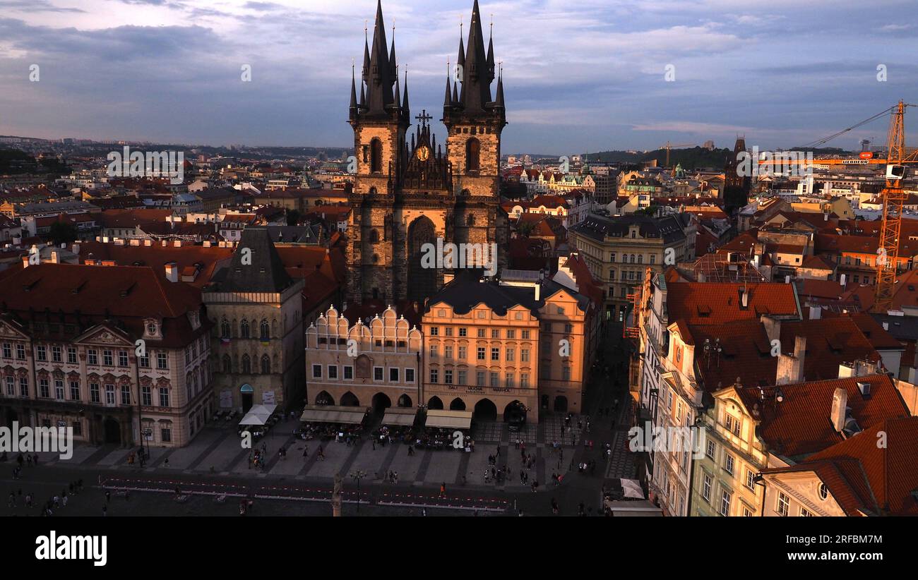 Vista aerea della città vecchia di praga al tramonto, czec - Chiesa di nostra Signora prima di Tn nel mezzo Foto Stock