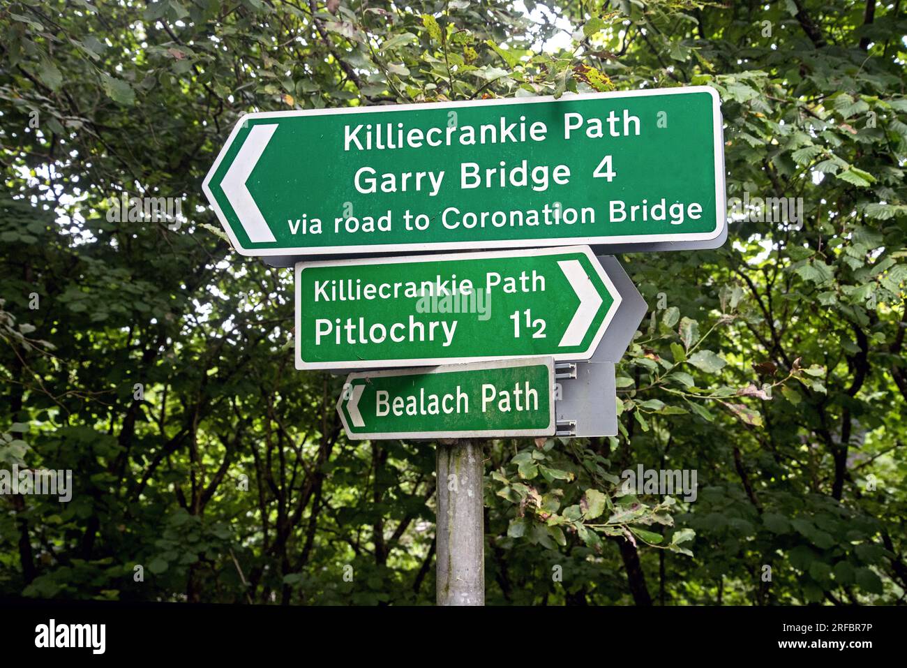 Un cartello sul sentiero a piedi Killiecrankie Path indica la strada per Pitlochry e Garry Bridge a Perthshire, Scozia, Regno Unito. Foto Stock