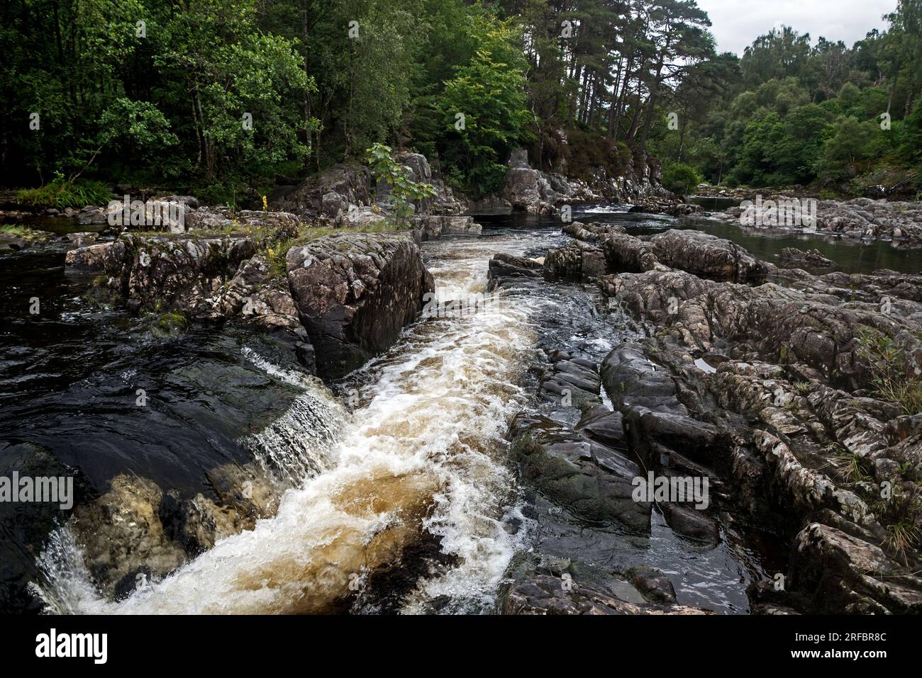 Rapide d'acqua bianca sul fiume Tummel vicino a Pitlochry nel Perthshire, Scozia, Regno Unito. Foto Stock
