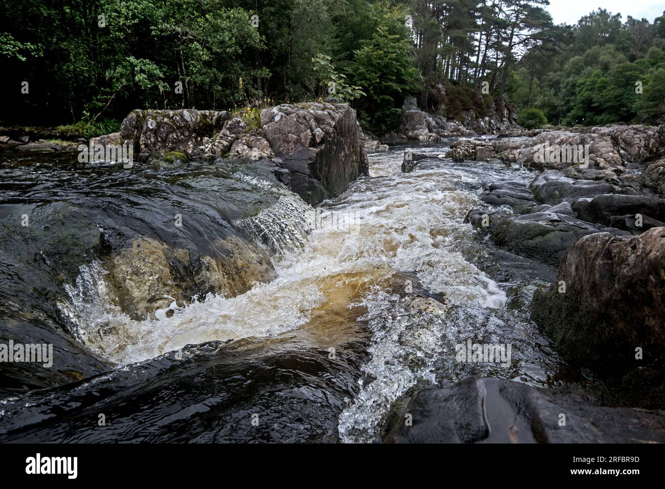 Rapide d'acqua bianca sul fiume Tummel vicino a Pitlochry nel Perthshire, Scozia, Regno Unito. Foto Stock