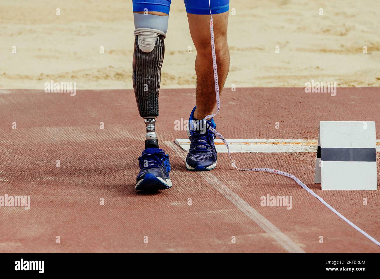 la disabilità dell'atleta misura il run-up nel salto in lungo durante le competizioni di atletica leggera, le partite estive sportive Foto Stock
