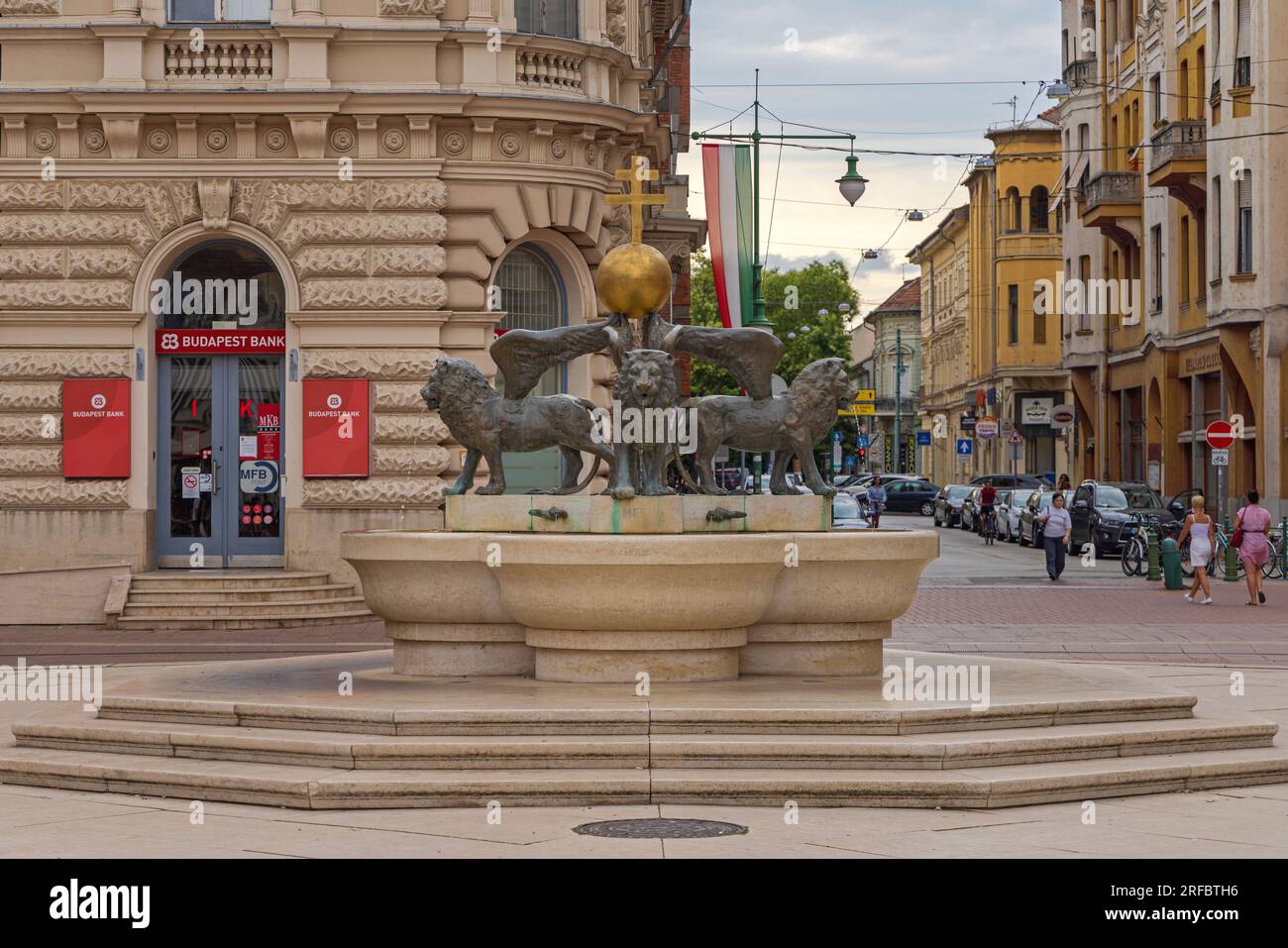 Seghedino, Ungheria - 30 luglio 2022: Fontana Millenium, quattro leoni alati sostengono il Golden Ceremonial Globe e la doppia Croce ungherese a Klauzal Square Sum Foto Stock