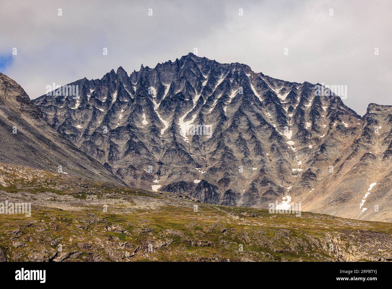le numerose cime spinose sul fianco di questa montagna rocciosa nel fiordo di tasermiut in groenlandia le conferiscono un aspetto da riccio spinoso Foto Stock