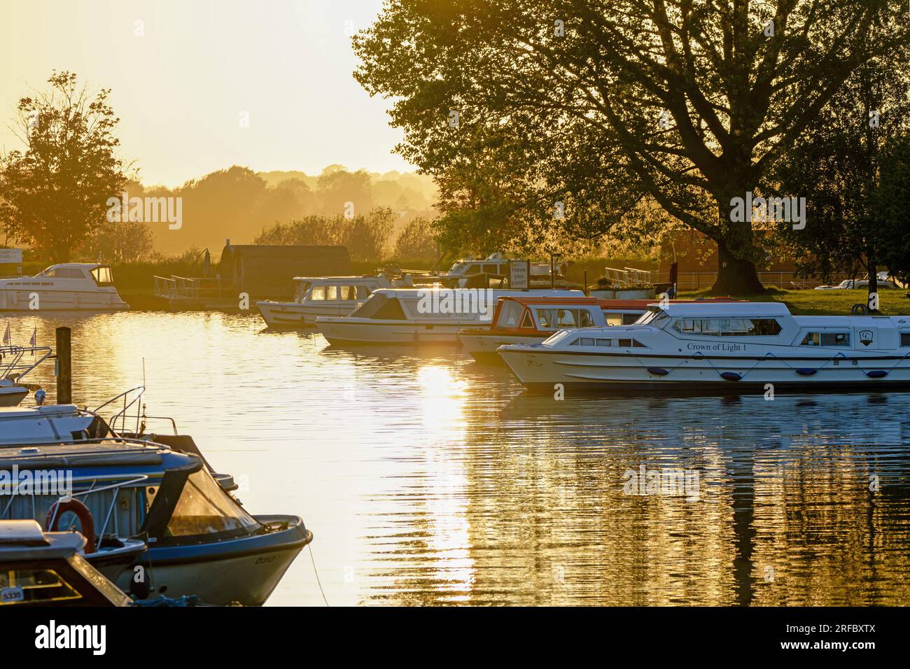 Barche sul fiume Waveney at the Quay in Beccles at Sunset , Suffolk , Inghilterra , Gran Bretagna , Regno Unito Foto Stock