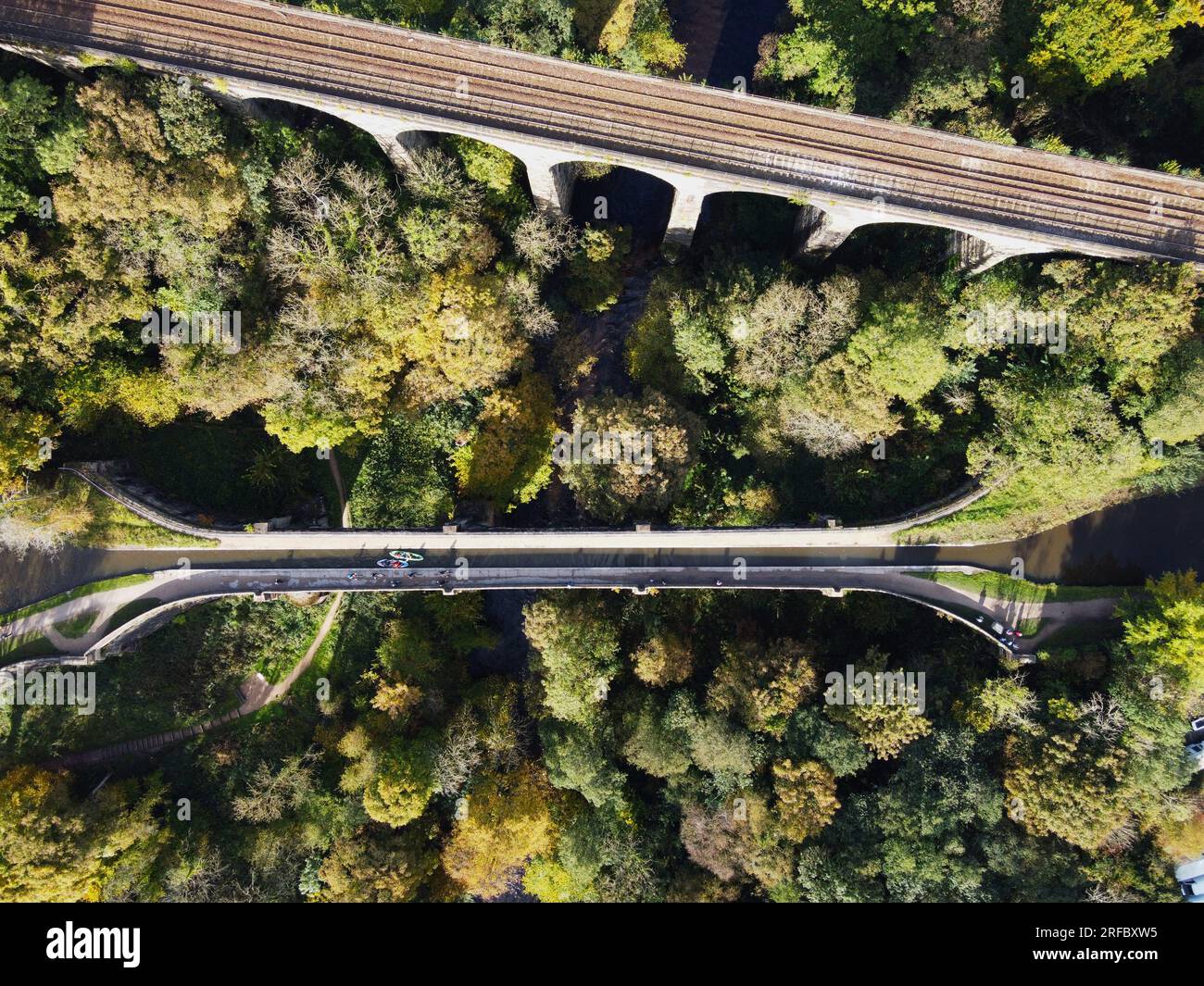 Vista aerea a volo d'uccello del viadotto Marple e dell'acquedotto che portano rispettivamente la linea ferroviaria di Hope Valley e il canale Peak Forest, con le fores circostanti Foto Stock