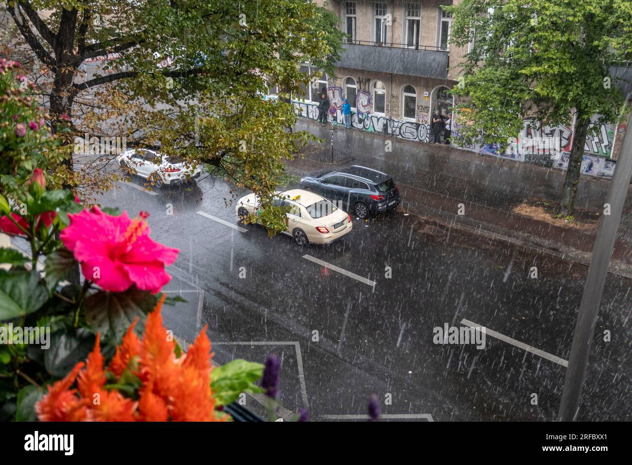 Regen, Wetter, Niederschlag, Starkregen,Balkon, Berlin-Neukölln, Deutschland, Foto Stock