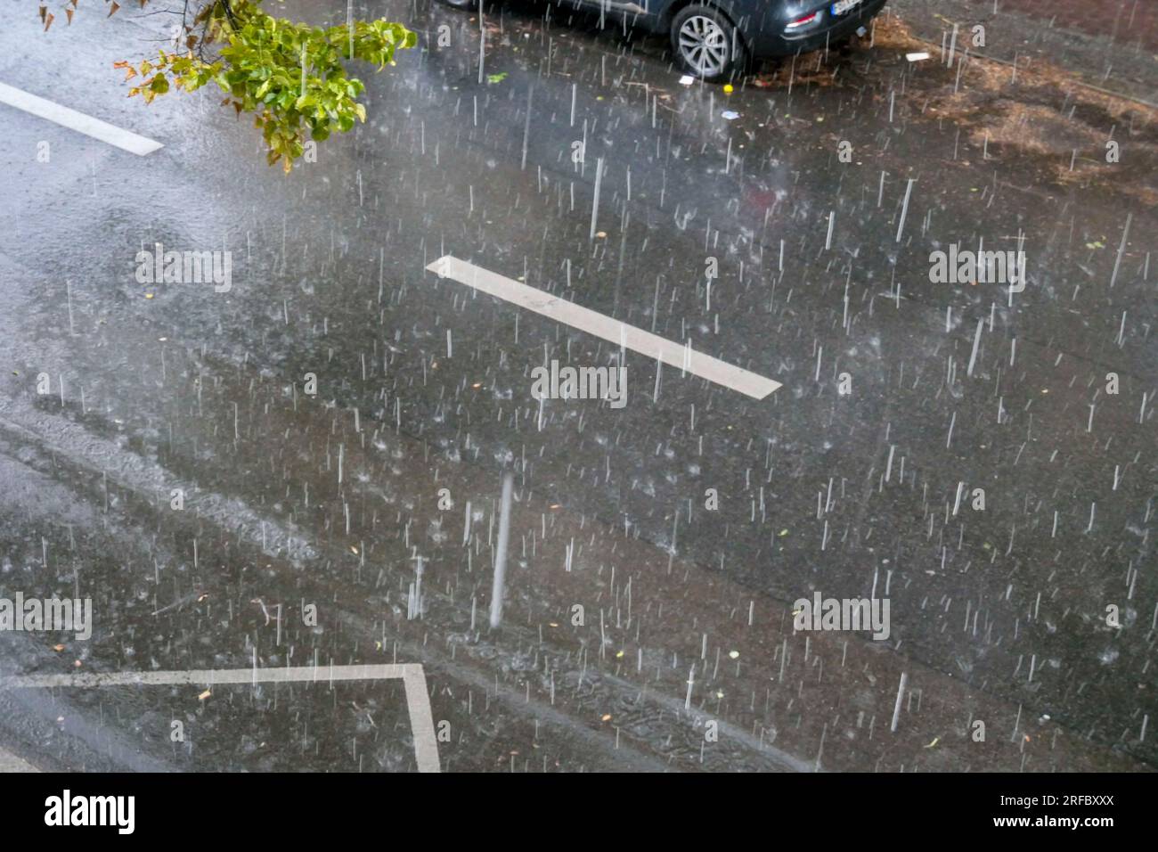 Regen, Wetter, Niederschlag, Starkregen,Balkon, Berlin-Neukölln, Deutschland, Foto Stock