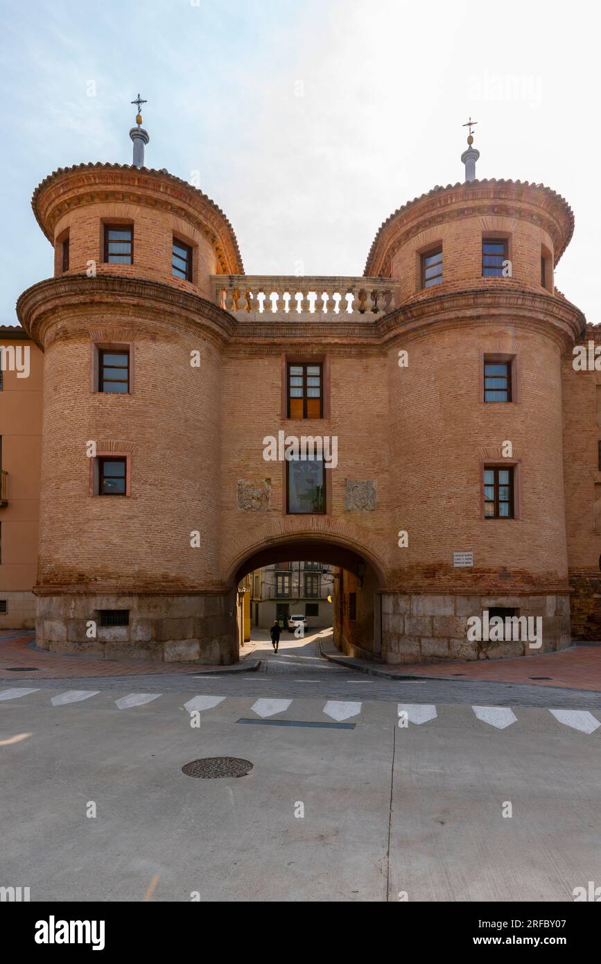 Cancello d'ingresso (Puerta de Terrer) della città vecchia di Calatayud, Aragona, Spagna. Calatayud è un comune della provincia di Saragozza, all'interno di Aragón, in Spagna. Foto Stock