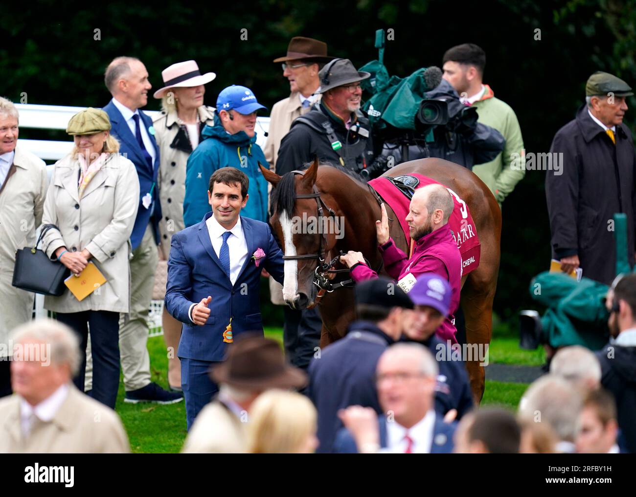 L'allenatore Jerome Reynier (a sinistra) posa per una foto con Facteur Cheval in vista della Qatar Sussex Stakes durante il secondo giorno del Qatar Goodwood Festival all'Ippodromo di Goodwood. Data foto: Mercoledì 2 agosto 2023. Foto Stock