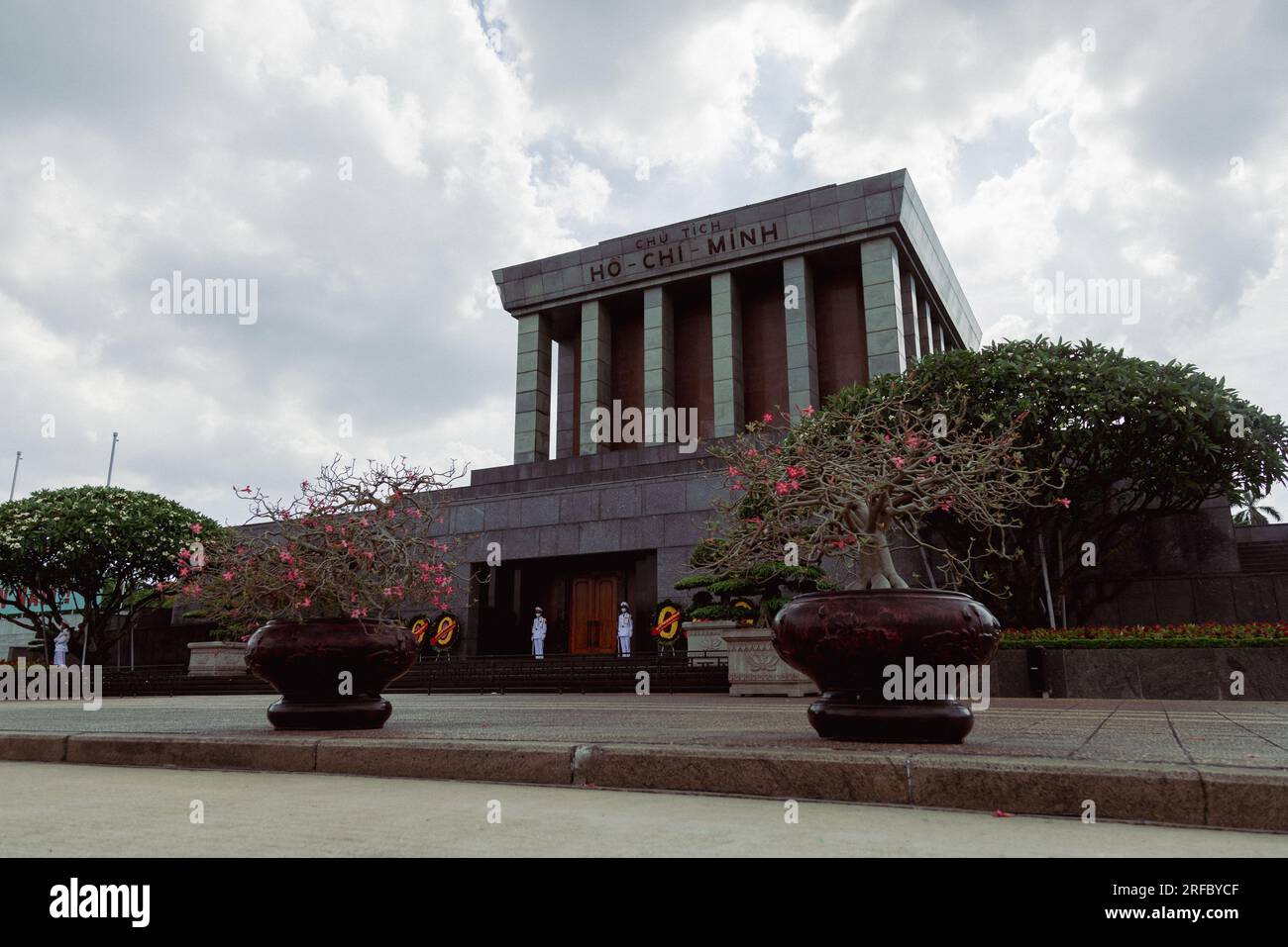 Hanoi, Vietnam - 28 maggio 2023: Il Mausoleo di ho chi Minh, una solenne e grandiosa struttura che ospita il corpo imbalsamato del venerato leader rivoluzionario ho C Foto Stock