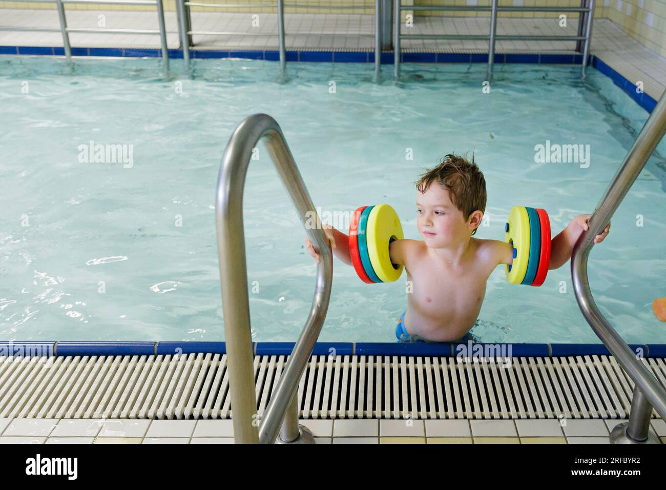 Bornheim, Deutschland. 2 agosto 2023. Argomento: Il bambino in età prescolare con le ali in piscina impara a nuotare in una piscina pubblica. Credito: dpa/Alamy Live News Foto Stock