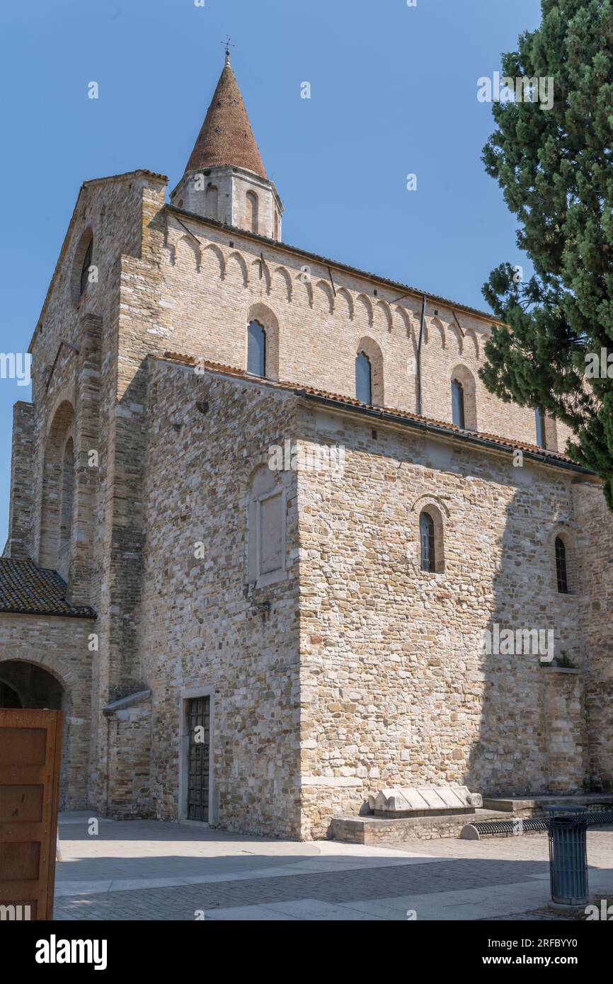 Vista della facciata della basilica da sud-ovest, scattata in piena luce ad Aquileia, Friuli, Italia Foto Stock