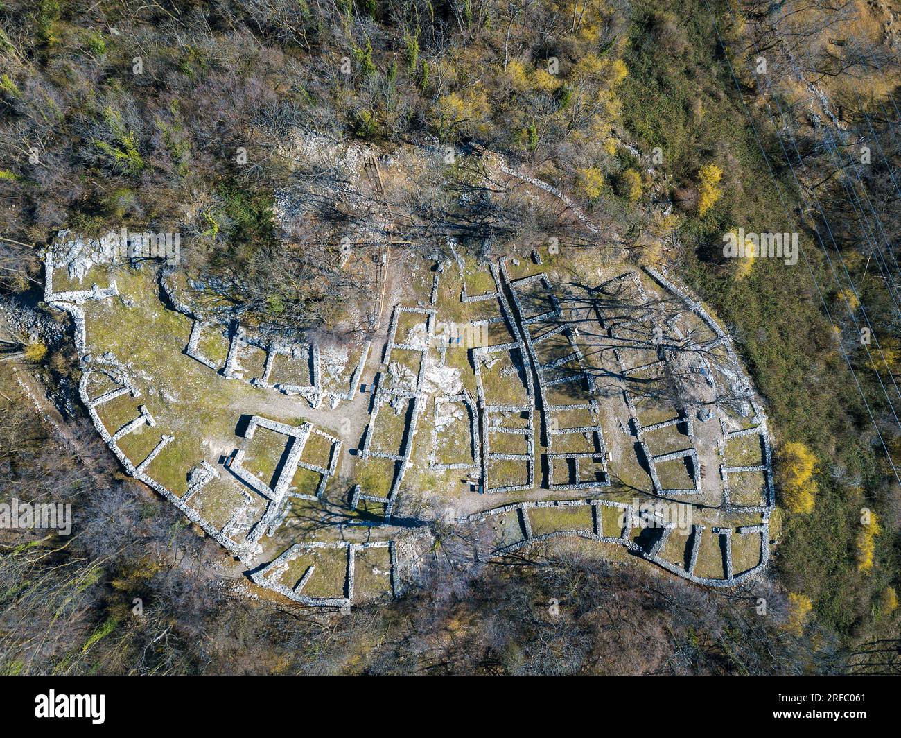 Immagine aerea di un sito in rovina di un insediamento medievale (conservato dal Periodino neolitico fino al XV cenere) nel villaggio svizzero di Tremona, Canton Ticino, Foto Stock