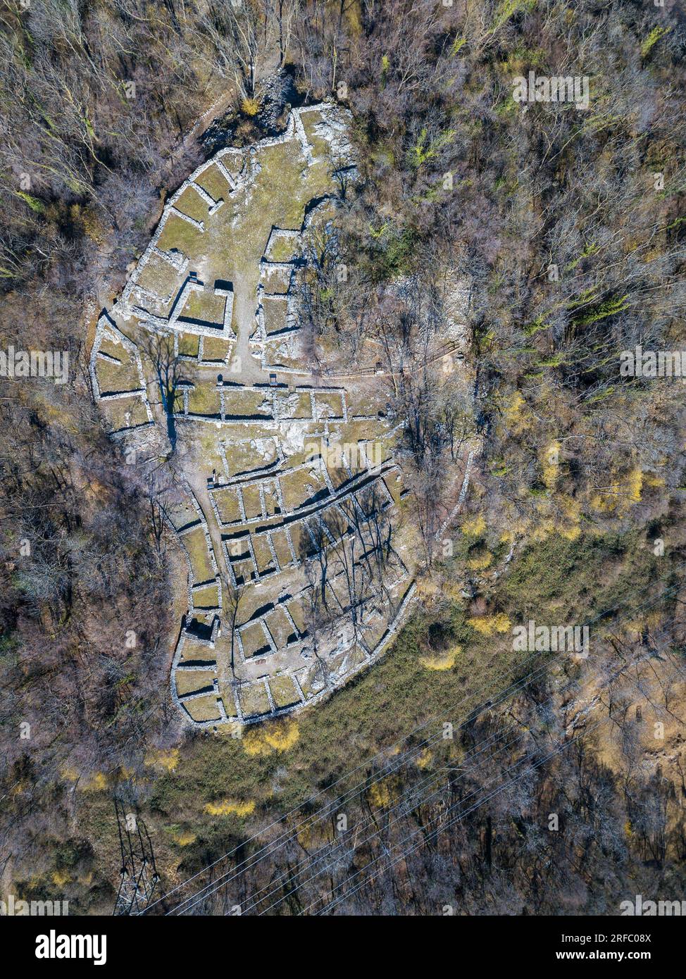 Immagine aerea di un sito di rovina di un insediamento medievale (conservato dal Periodino neolitico fino al XV cenere) nel villaggio svizzero di Tremona, Canton Ticino. Foto Stock