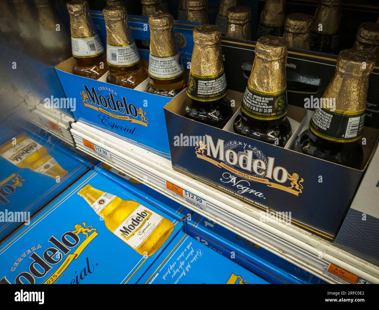 Sei confezioni di birra di marca Constellation Brands' Modelo in un supermercato a New York sabato 29 luglio 2023. Dopo l'imbroglio di Bud Light e il boicottaggio conservatore le vendite di Modelo hanno superato quelle di Bud Light a giugno e all'inizio di luglio. (© Richard B. Levine) Foto Stock