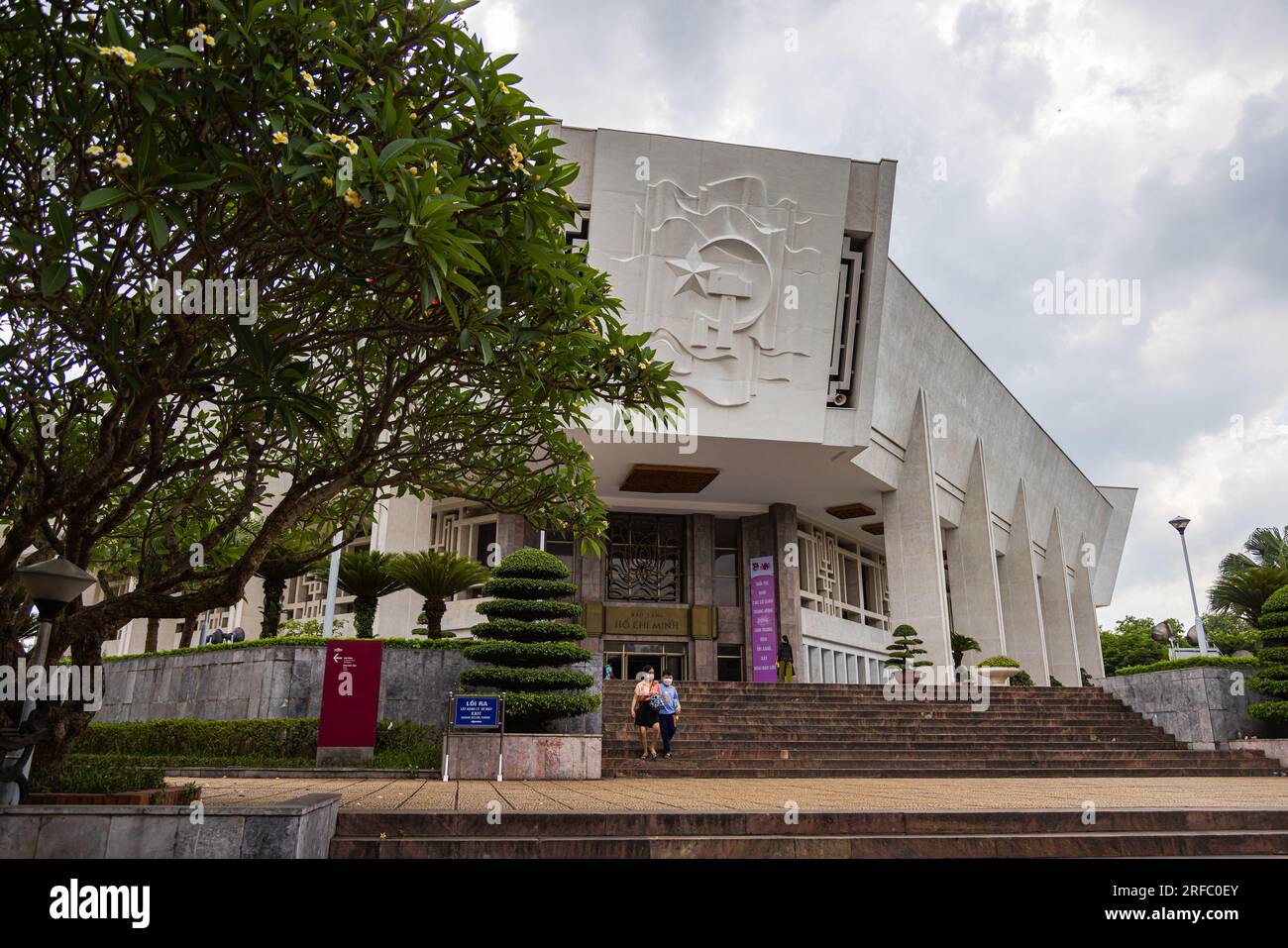 Hanoi, Vietnam - 28 maggio 2023: Il Museo ho chi Minh, un'accattivante miscela di architettura moderna e tradizionale, rende onore al venerato leader. Mostra INS Foto Stock