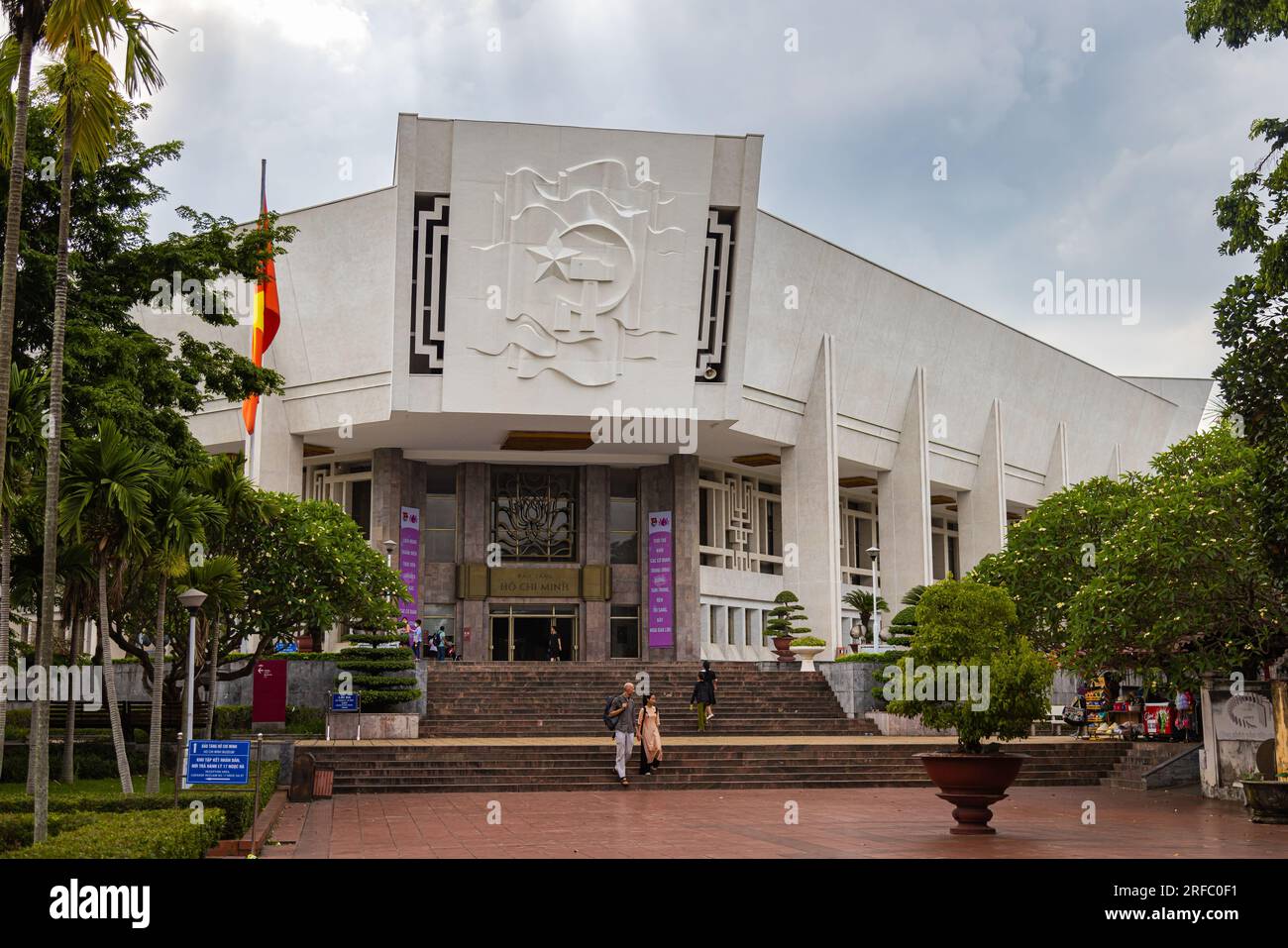 Hanoi, Vietnam - 28 maggio 2023: Il Museo ho chi Minh, un'accattivante miscela di architettura moderna e tradizionale, rende onore al venerato leader. Mostra INS Foto Stock