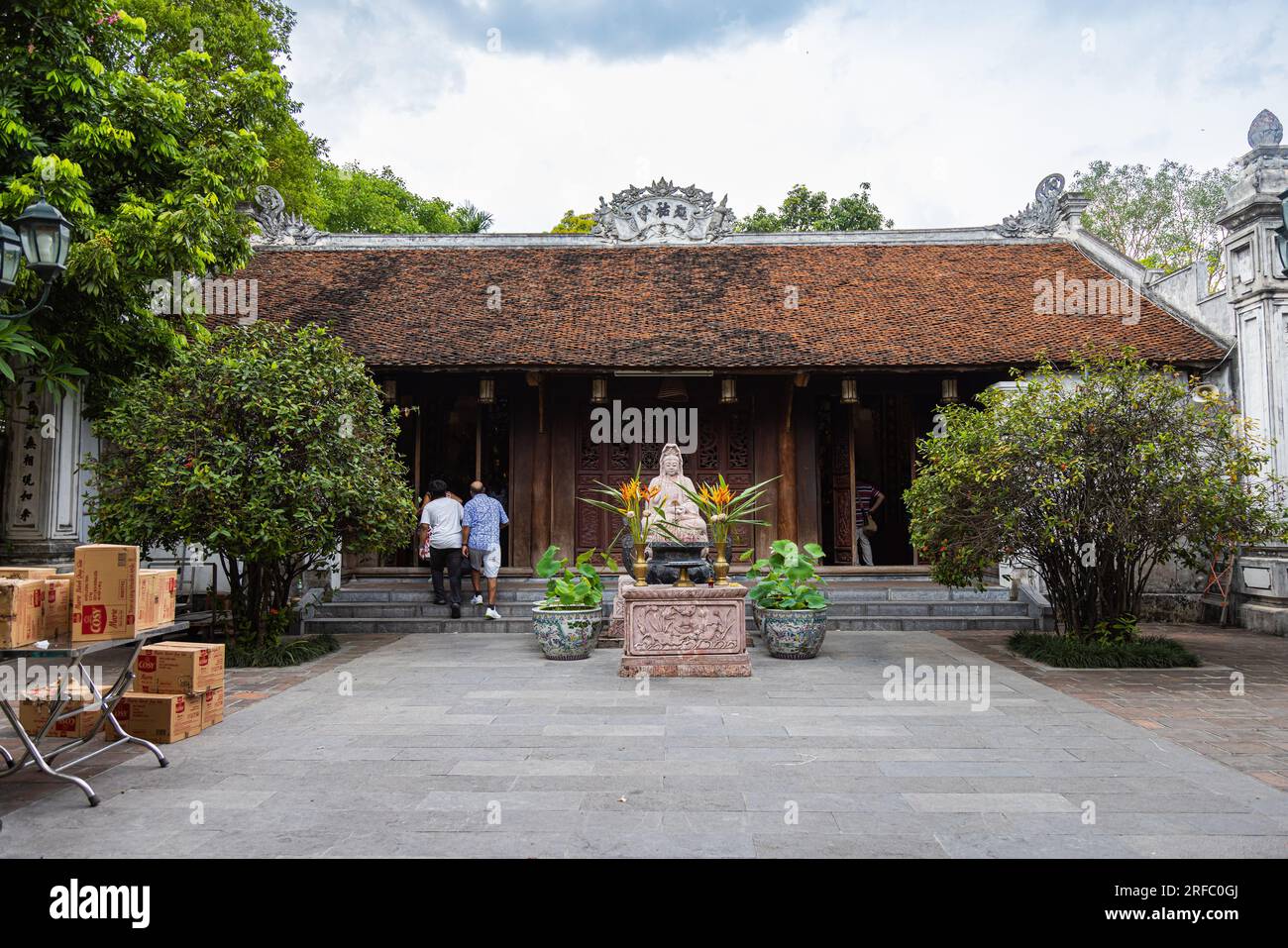 Hanoi, Vietnam - 28 maggio 2023: Il Museo ho chi Minh, un'accattivante miscela di architettura moderna e tradizionale, rende onore al venerato leader. Mostra INS Foto Stock