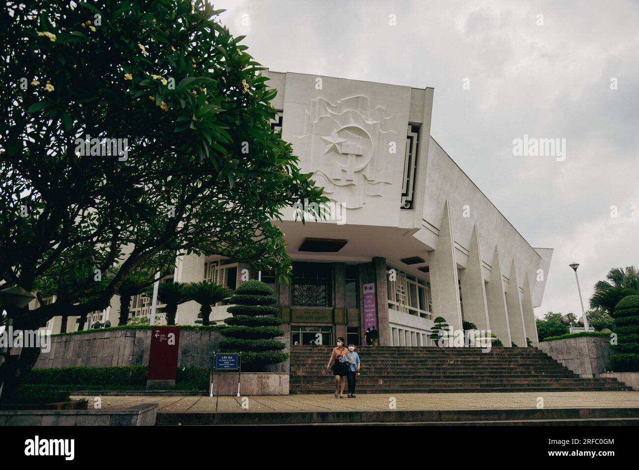 Hanoi, Vietnam - 28 maggio 2023: Il Museo ho chi Minh, un'accattivante miscela di architettura moderna e tradizionale, rende onore al venerato leader. Mostra INS Foto Stock