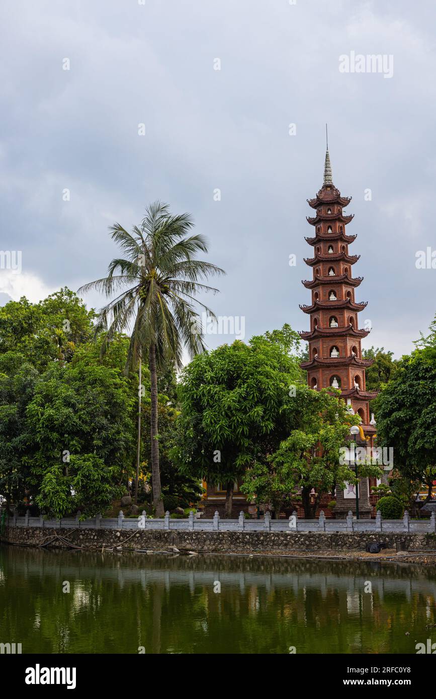 Hanoi, Vietnam - 28 maggio 2023: La Pagoda Tran Quoc, situata su una piccola isola del Lago Ovest di Hanoi, è un antico tempio buddista noto per i suoi ricchi Foto Stock